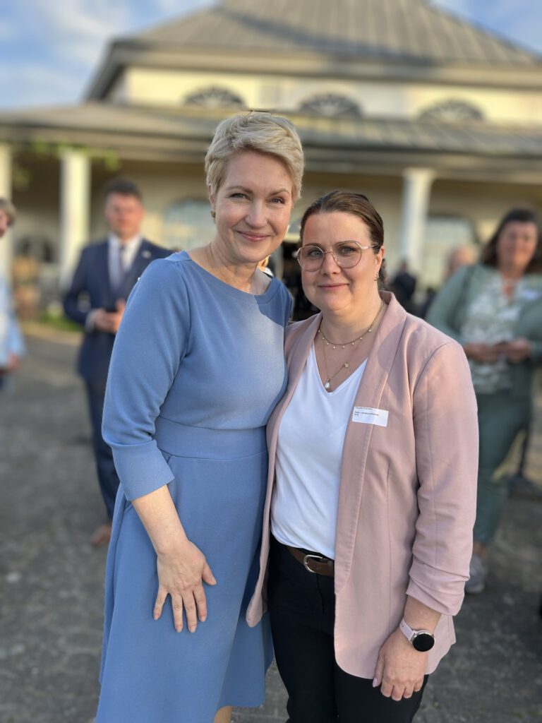DVG MV Landesvorsitzende Claudia Hinzmann mit Ministerpräsidentin MV Manuela Schwesig