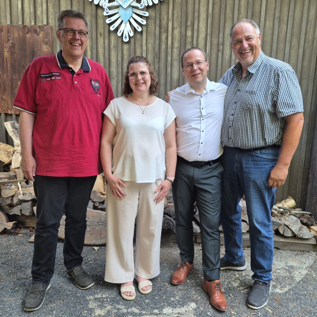 Sommerfest der DVG Sachsen 2025: v. l. Uli Stock (DVG Sachsen-Anhalt), Claudia Hinzmann (DVG M-V), Imre Bösze (DVG Sachsen), Joachim Johannes (DVG Bund)